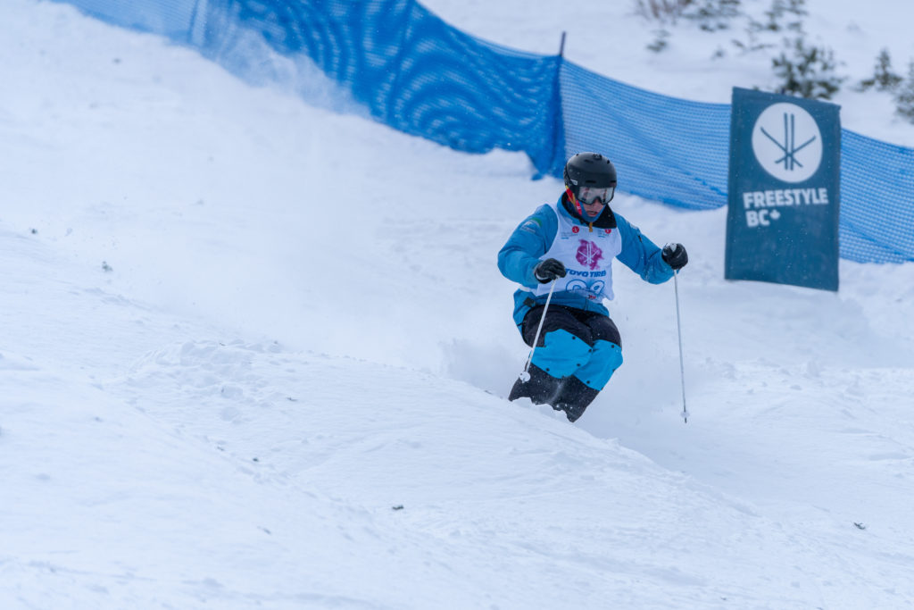 A person riding a snowboard down a snow covered slope

Description automatically generated